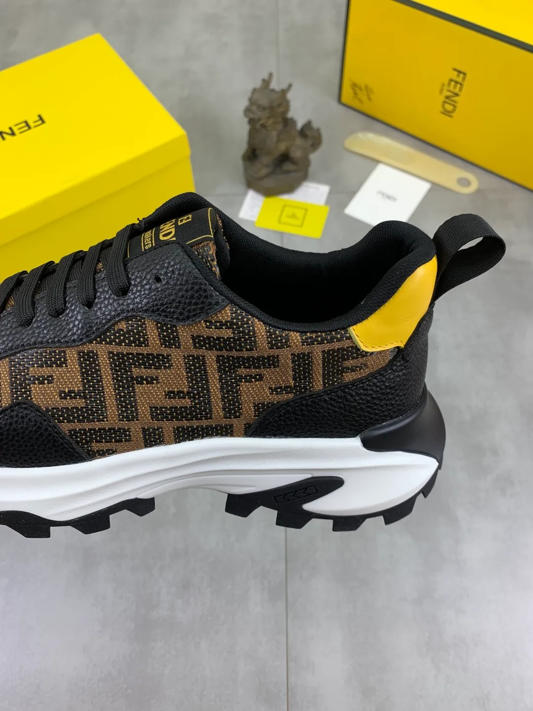 ​Men's shoes 💰P440 💰【New】Little monster 🆘 New FENDI 🕶️🕶️Simple routing effect, showing an elegant and cool driving shoe 🎬Using imported calfskin + first-layer pigskin lining🐂Excellent material🎬Detailed workmanship 🤗Comfortable foot feel➰➰. ​Pair it with any outfit to show your taste and temperament, low-key luxury ♻️Design ​simple and elegant ​noble and fashionable 🍃​Very loved and favored by trendy men 💓❤️Size: 38-44 (45 customized) 3️⃣ colors available